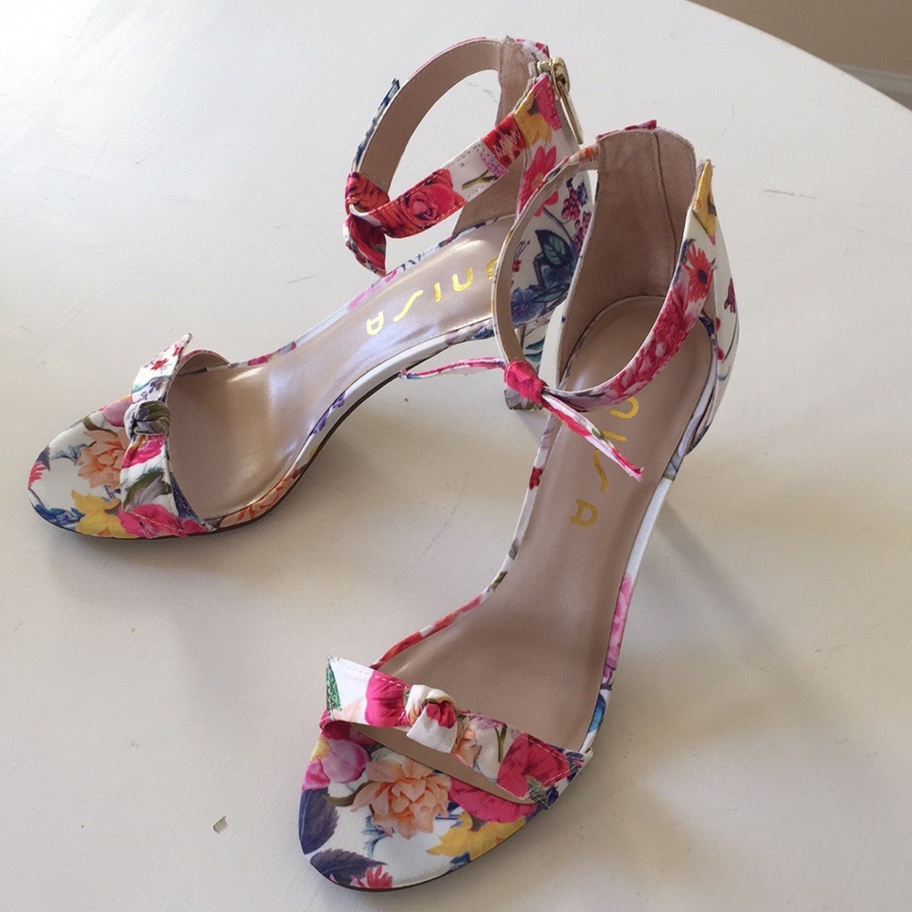 UNISA white multi satin shoes. 8 M